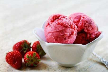 自制草莓冰淇淋加酸奶