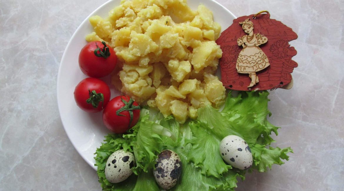 烤箱烤的奶油土豆配西红柿和鹌鹑蛋