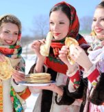 奶酪周的传统庆祝活动在乌克兰。为什么煎饼Masliana的象征？