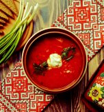 素食的罗宋汤与芸豆 - 充满活力的红宝石色的乌克兰甜菜根汤